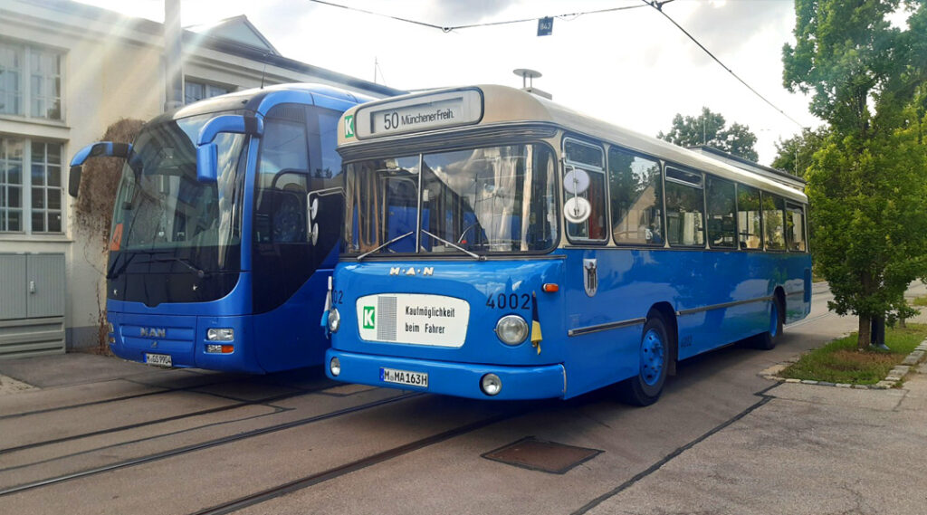 Moderner und historischer Bus
